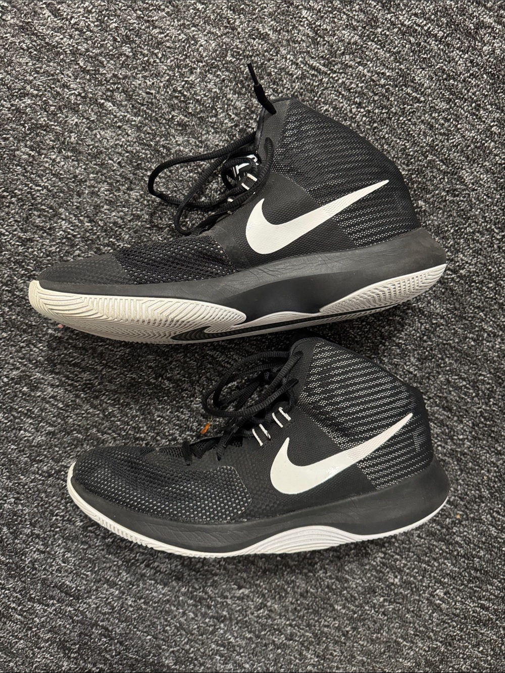Nike Men’s 11.5  Black and White High-Top Athletic Basketball Shoes